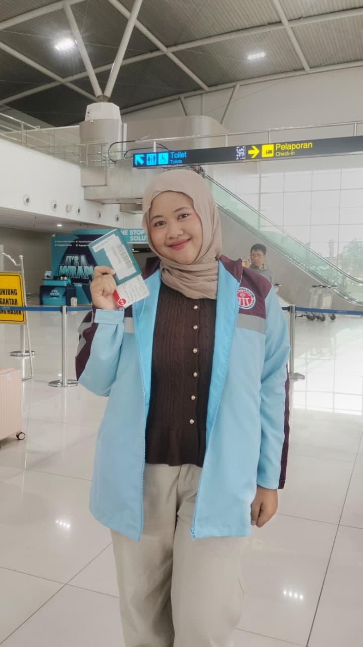 Alumni LPK MSS memegang boarding pass keberangkatan ke Jepang